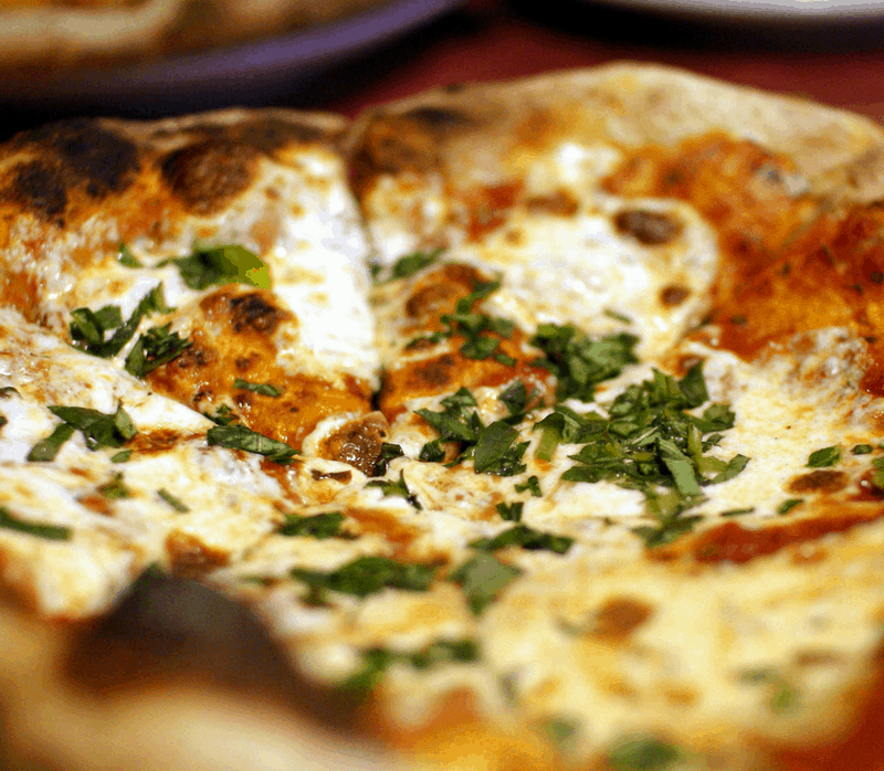 pizza thin crust tomato mozzerella Margherita